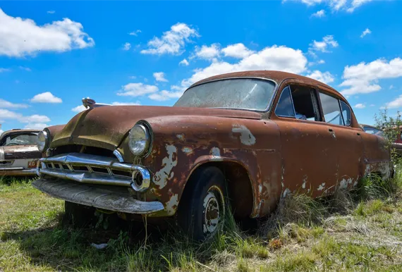 Abandoned rusty vehicle sitting unused and ready to be sold for cash. At AuttoCash, we buy junk cars in any condition, offering fast cash, free towing, and a simple process to help you turn your old vehicle into money quickly.